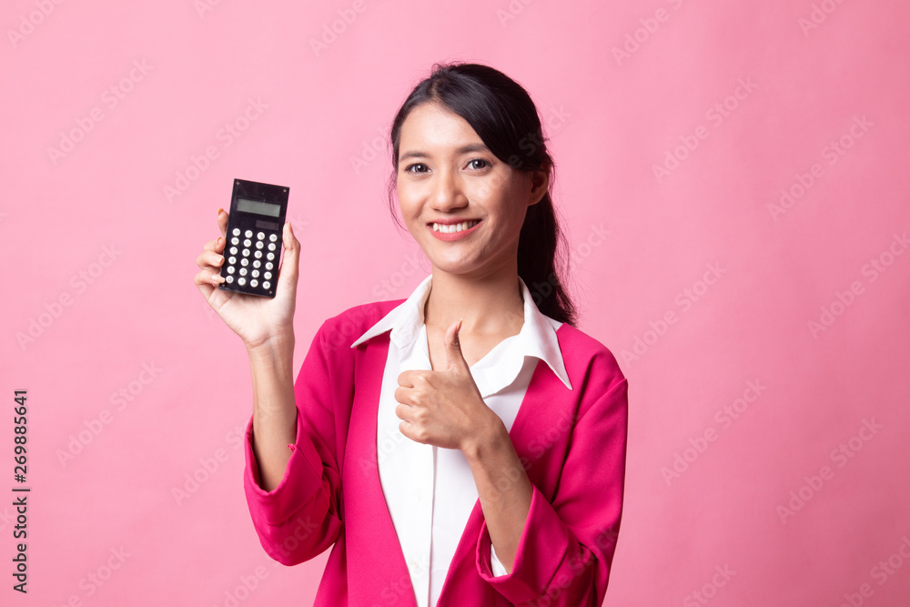 Naklejka premium Asian woman thumbs up with calculator.