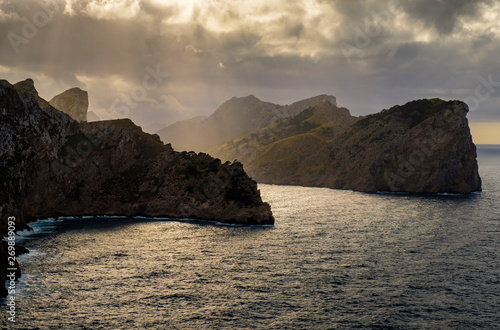 Landschaft und Steilküste auf der Halbinsel Formentor, Mallorca, Balearen, Spanien © dina