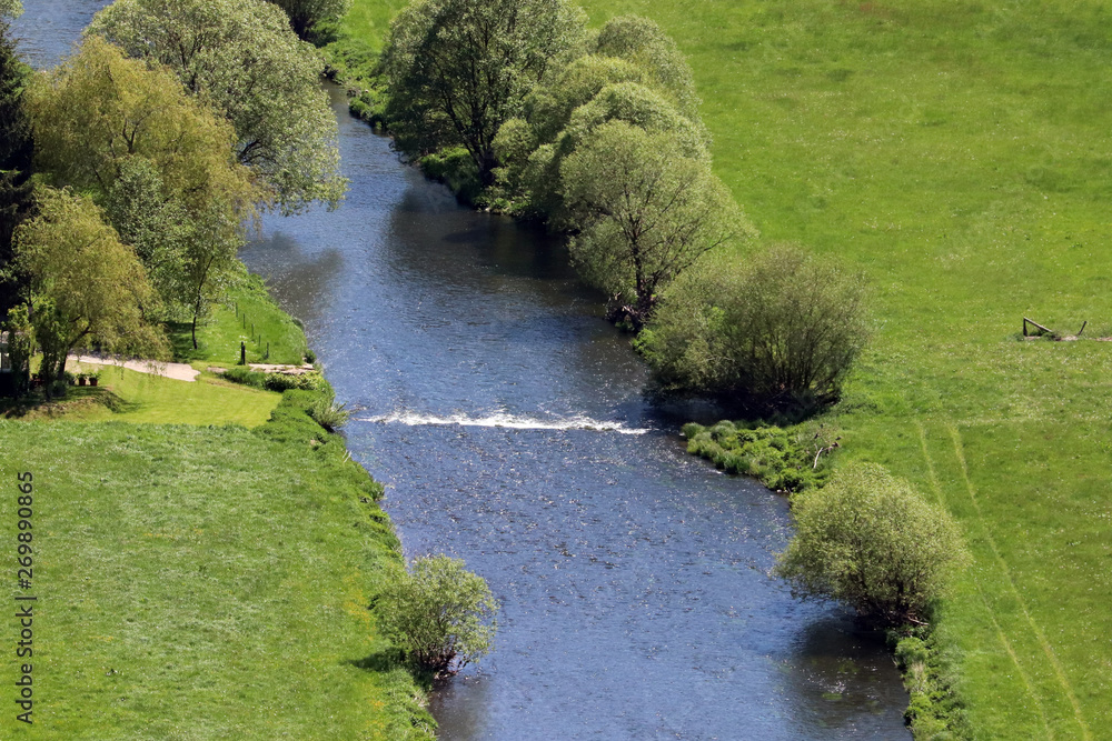 Obraz premium Le fleuve traverse la prairie