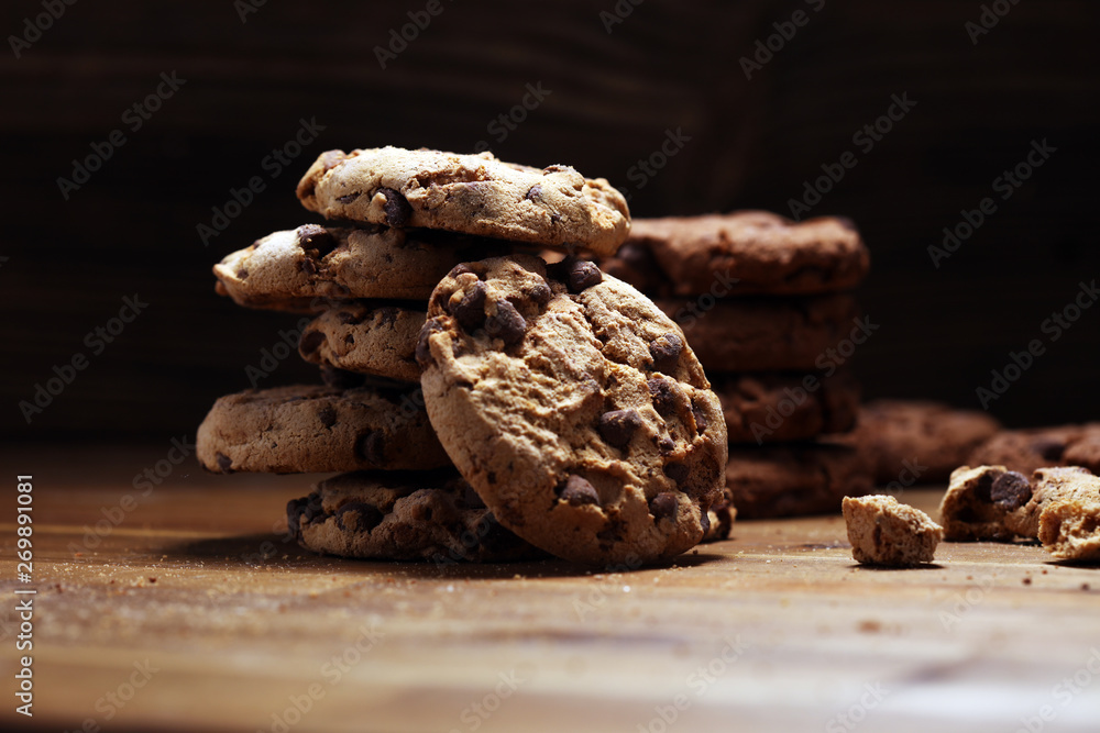 Obraz premium Chocolate cookies on wooden table. Chocolate chip cookies