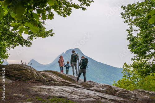 Photography famille en randonnée en montagne
