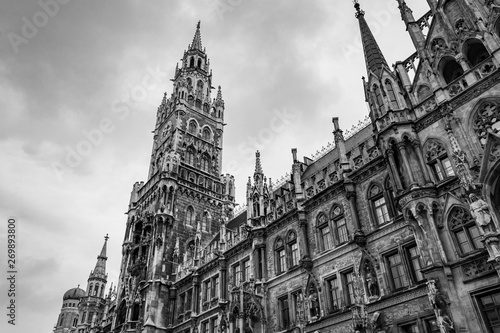 New town hall tower at Marienplatz black and white, Munich © CoinUp