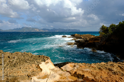 Landschaft und Steilküste der Playa S'illot auf der Halbinsel Victoria bei Alcudia, Mallorca, Balearen, Spanien