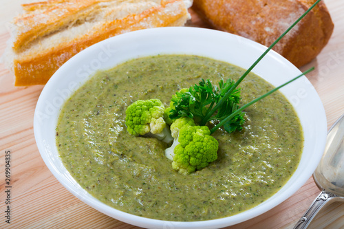Healthy broccoli cream soup