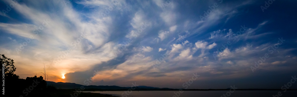 Obraz premium Panoramic view of morning sky with lake view