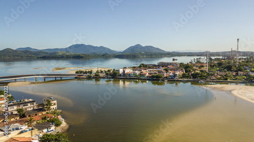 Photo aerial view of the beach and city of saquarema