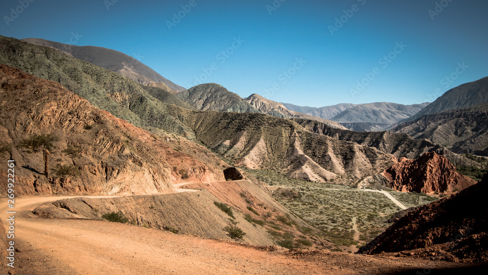 Jujuy Hornocal puna quebrada montaña colores 