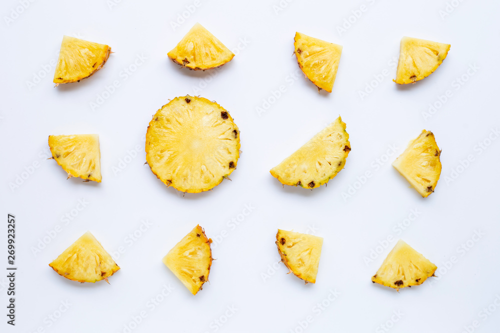 Naklejka premium Pineapple slices on white.