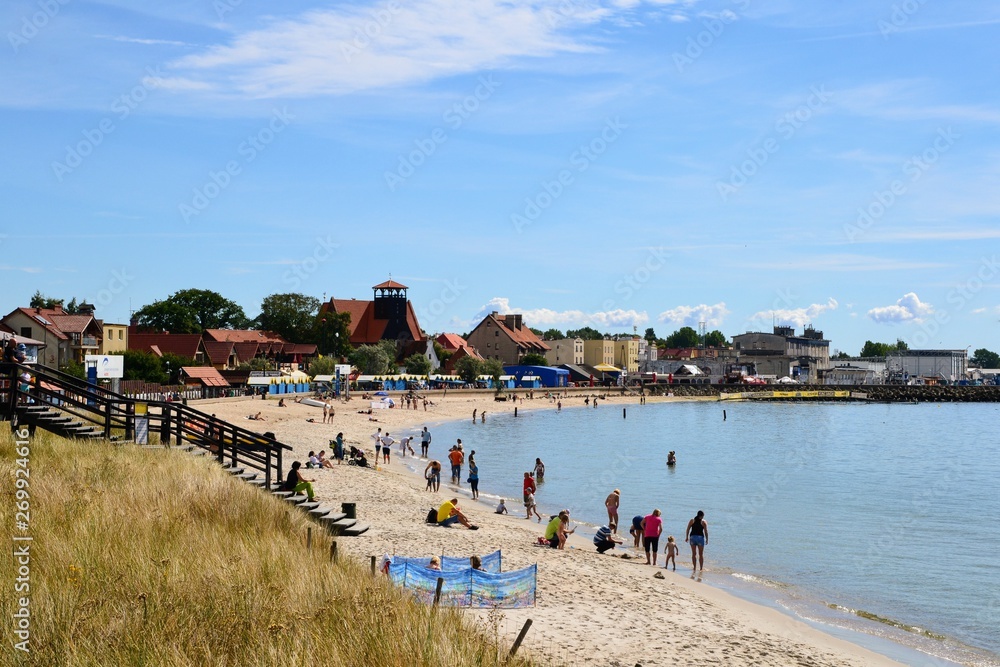 Naklejka premium Hel, Półwysep Helski, Polska. Wypoczywający na plaży w Helu. Późny letni dzień na piaszczystej plaży w Helu.