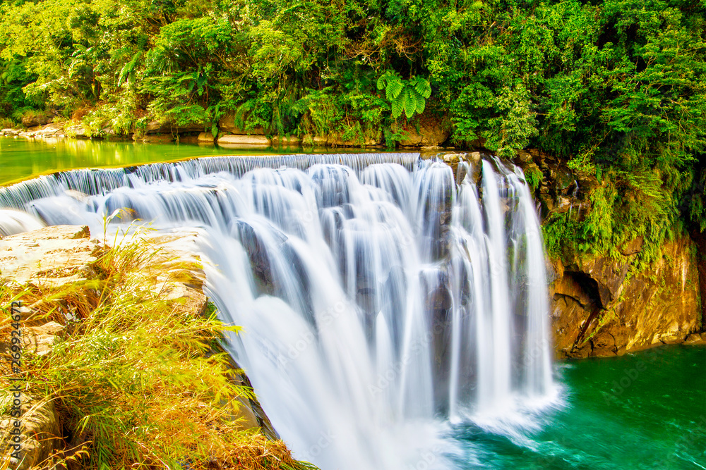 Obraz premium Cascading Shifen Waterfall in Pingxi, New Taipei City, Taiwan
