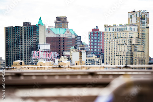 Obraz na płótnie Manhattan skyline with the Watchtover sign seen from the Brooklyn Bridge. The Watchtover sign was originally installed more than 70 years ago. Manhattan, New York City, USA. w salonie