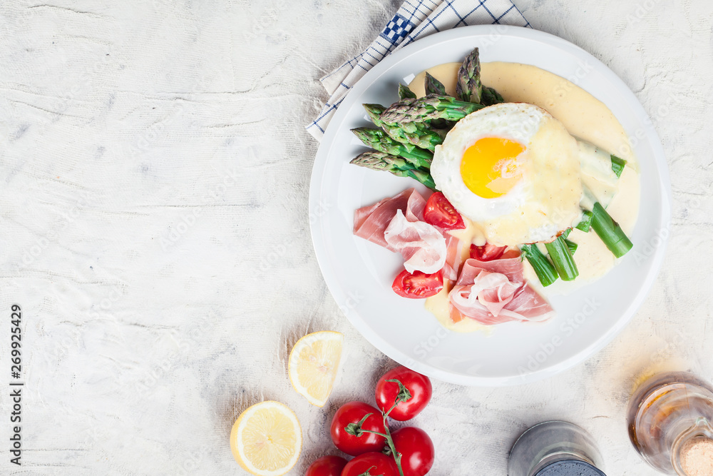 Green asparagus with ham, egg and hollandaise sauce Green asparagus with ham, egg and hollandaise sauce