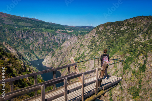 Photos a woman contemplates the incredible Sil Canyon in the Ribeira Sacra from a fabul