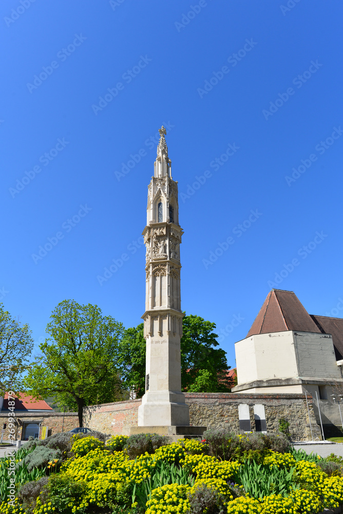 Tutzsäule vor Stiftskirche Klosterneuburg