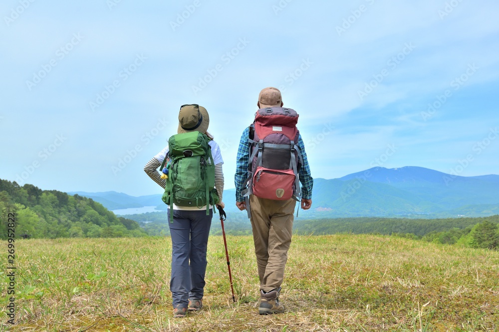 高原のトレッキング・草原を歩く二人