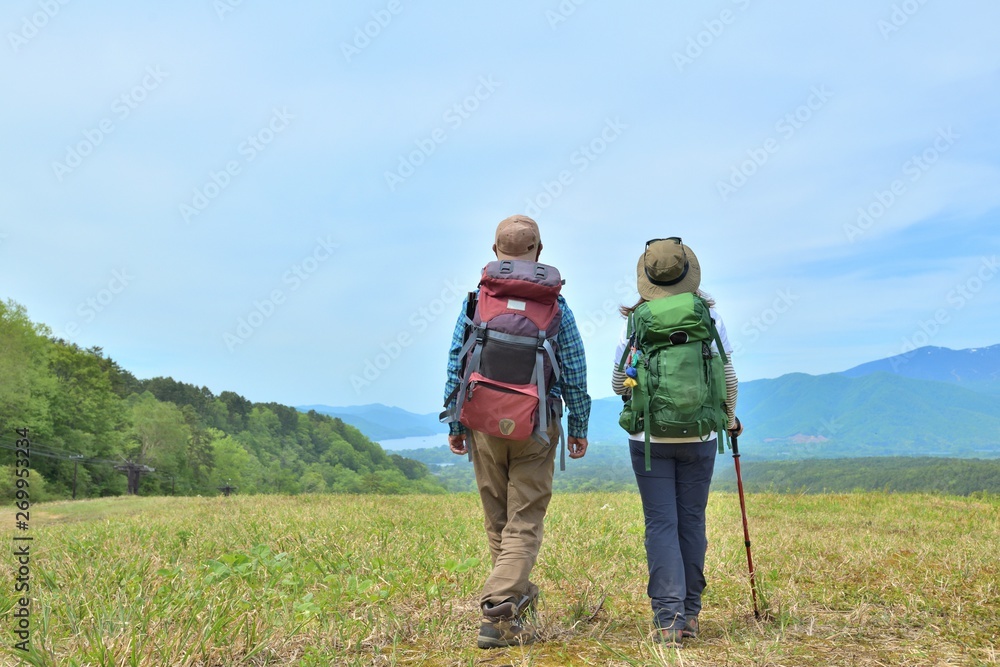 高原のトレッキング・草原を歩く二人 高原のトレッキング・草原を歩く二人