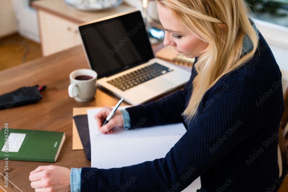 Obraz premium Woman working at her desk