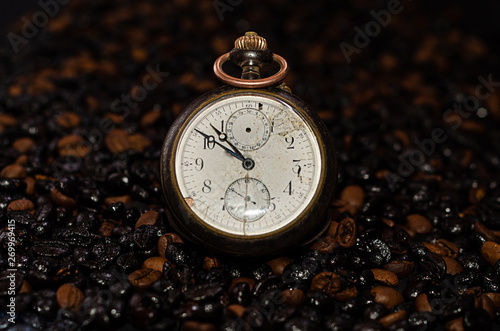 reloj en granos de cafe