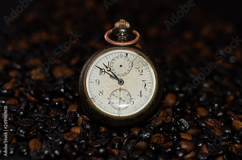 Reloj antiguo en granos de café