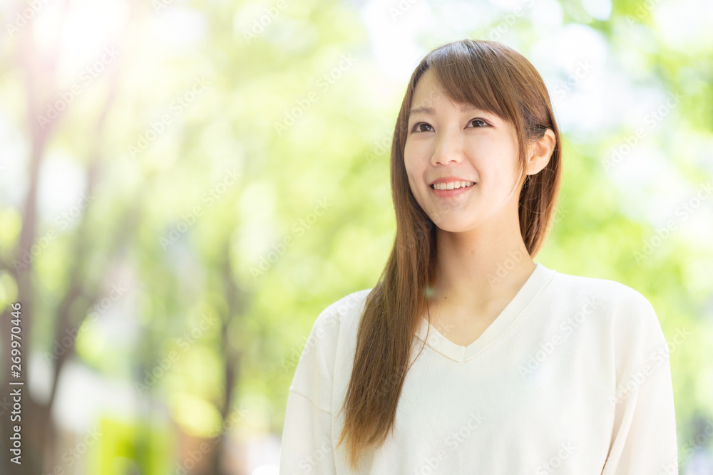 公園でリラックスする女性 公園でリラックスする女性