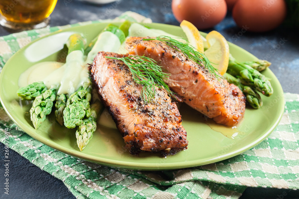 Baked salmon with asparagus and hollandaise sauce Baked salmon with asparagus and hollandaise sauce