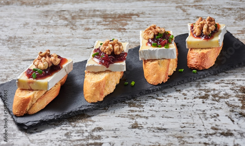 Fototapeta Naklejka Na Ścianę i Meble -  pincho de queso con nueces y mermelada