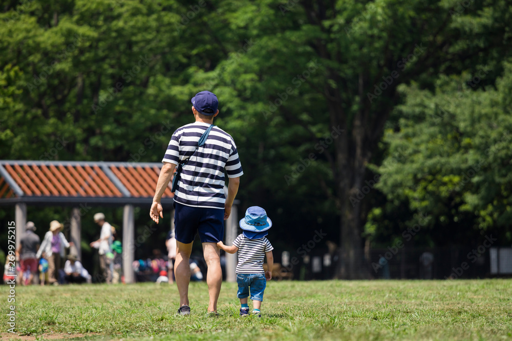 若い親子の休日の風景