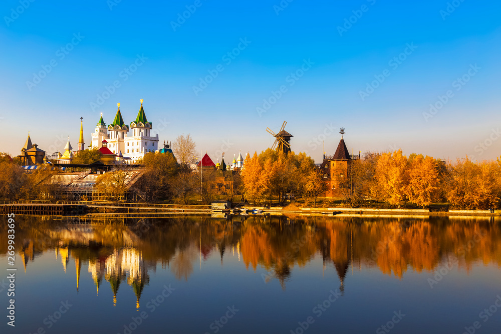 Obraz premium View of Izmailovo Kremlin and Silver-Grape pond in autumn, Moscow, Russia