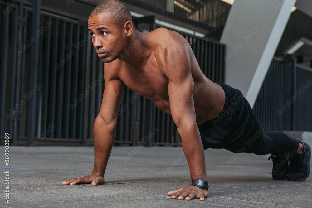 Obraz premium Sportsman doing push ups