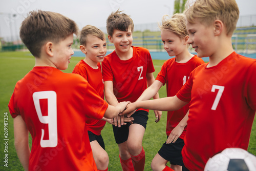 Foto Happy boys play team sport
