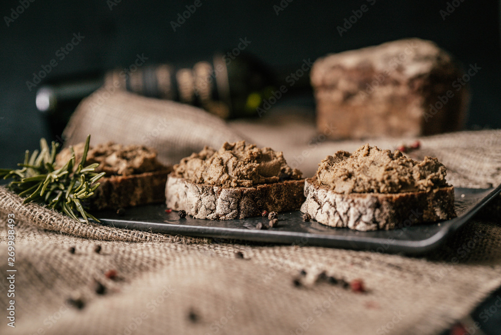 Fototapeta premium wein, brot, brötchen, appetizer, appetiser, starter, vorspeise