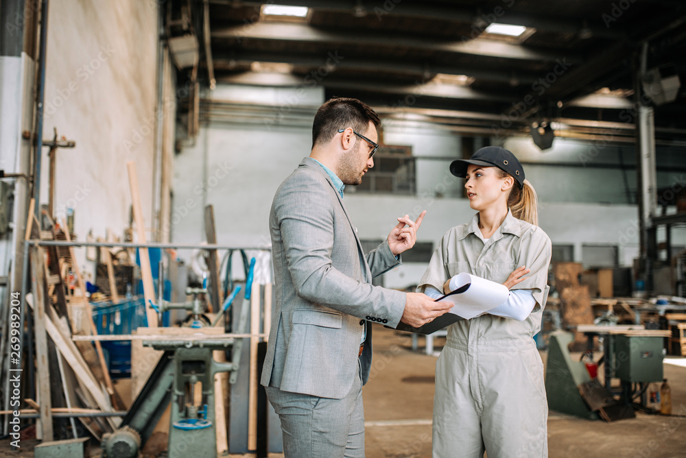 Obraz premium Manager having a discussion with a female factory worker.