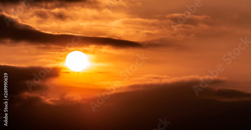 Fototapeta Naklejka Na Ścianę i Meble -  Golden sun in the clouds during sunset.