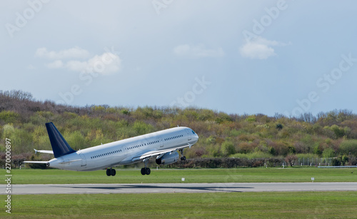 Flugzeug beim Start auf der Startbahn Hamburger Flughafen