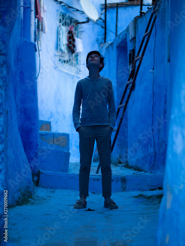 Joven mirando hacia arriba en una calle de Chauen, Marruecos © Ricardo Ferrando