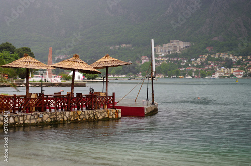 Ponton et parasols sur les bouches de Kotor