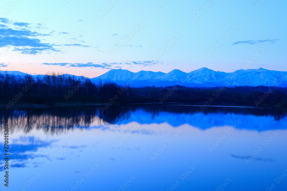 日本北海道　早朝の湖と朝焼け