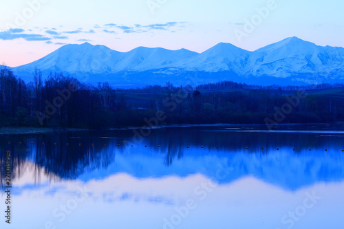 日本北海道 早朝の湖と朝焼け