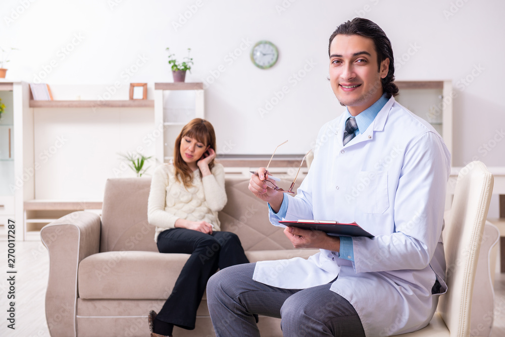 Obraz premium Young female patient discussing with male psychologist personal 