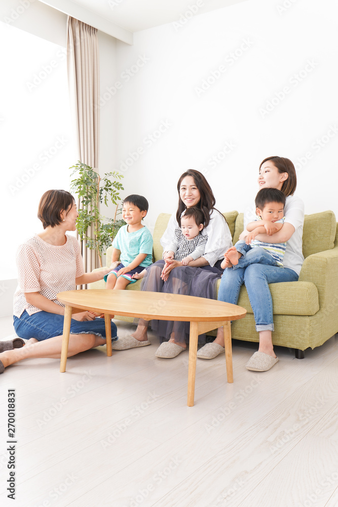 室内で楽しく遊ぶ子供とお母さん 室内で楽しく遊ぶ子供とお母さん