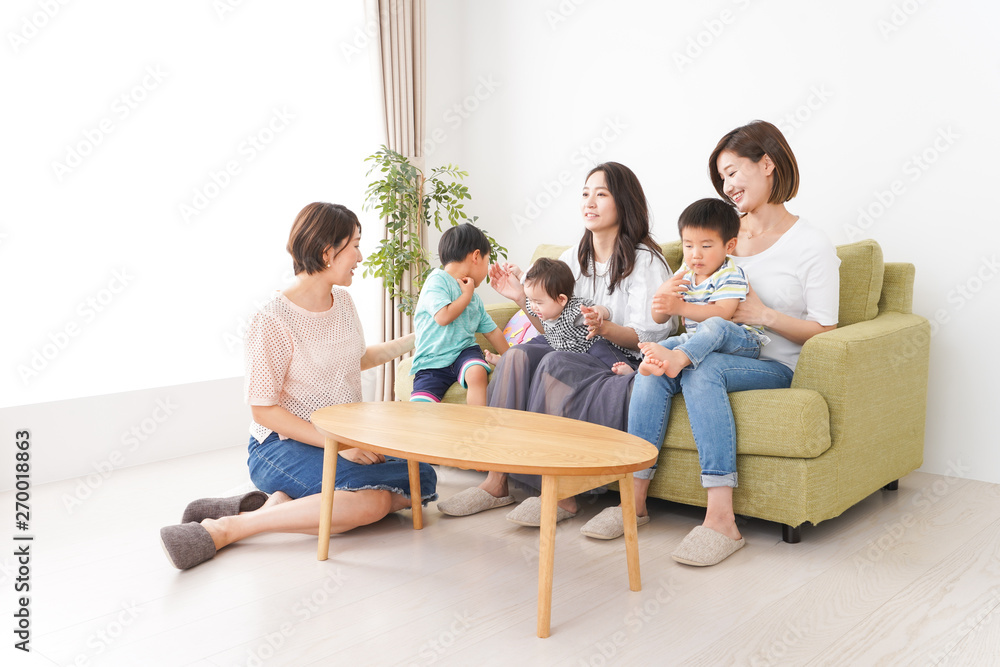 室内で楽しく遊ぶ子供とお母さん 室内で楽しく遊ぶ子供とお母さん