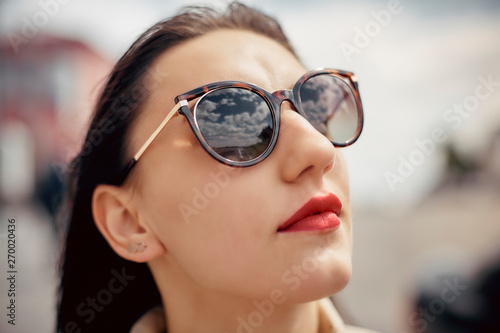 Outdoor portrait pretty woman in sunglasses in summer day