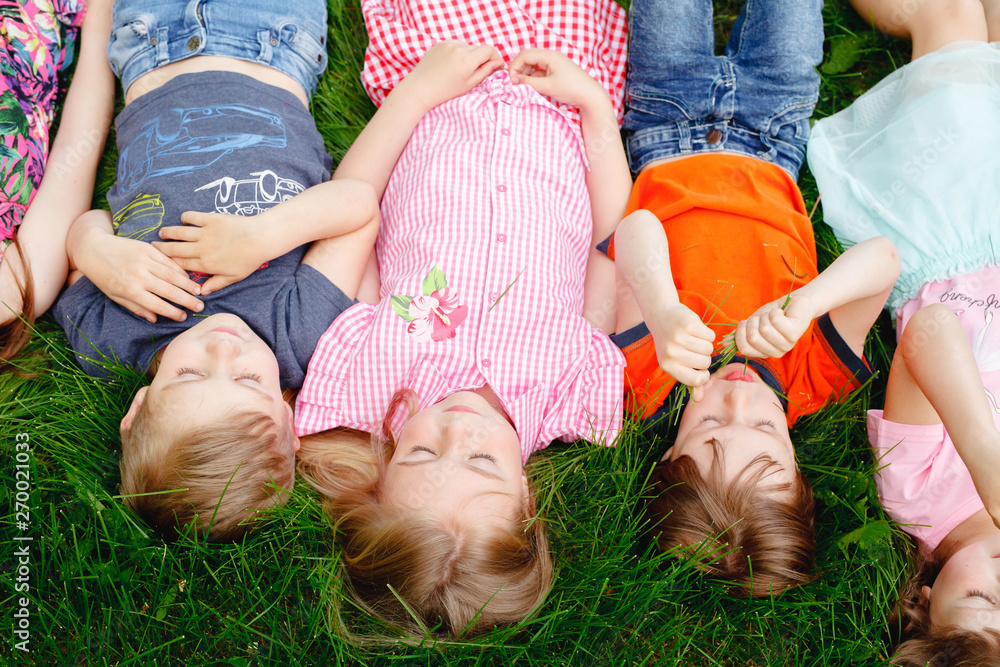 Φωτογραφία a group of children playing and running in the park on a green gozon