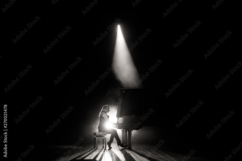 Ταπετσαρία Young musician playing the grand piano on the stage
