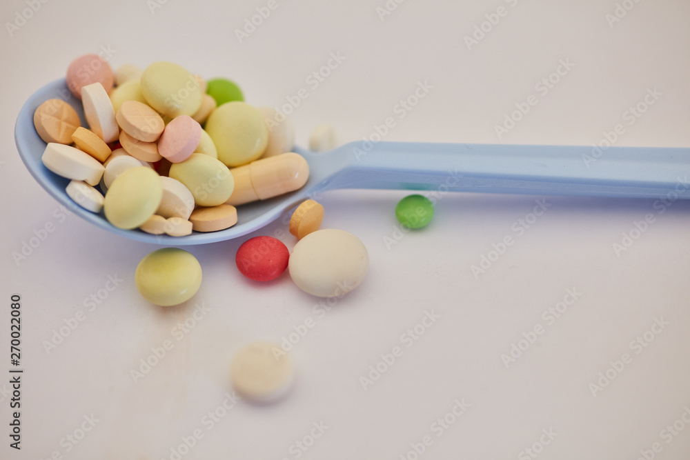 Löffel mit Tabletten und Pillen Löffel mit Tabletten und Pillen