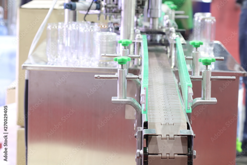 Fotografie Aluminum lid packing machine for plastic can