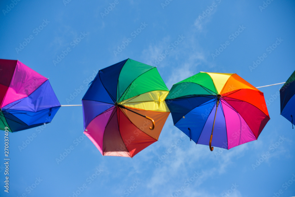 ombrelli colorati nel cielo