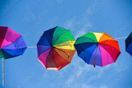 ombrelli colorati nel cielo