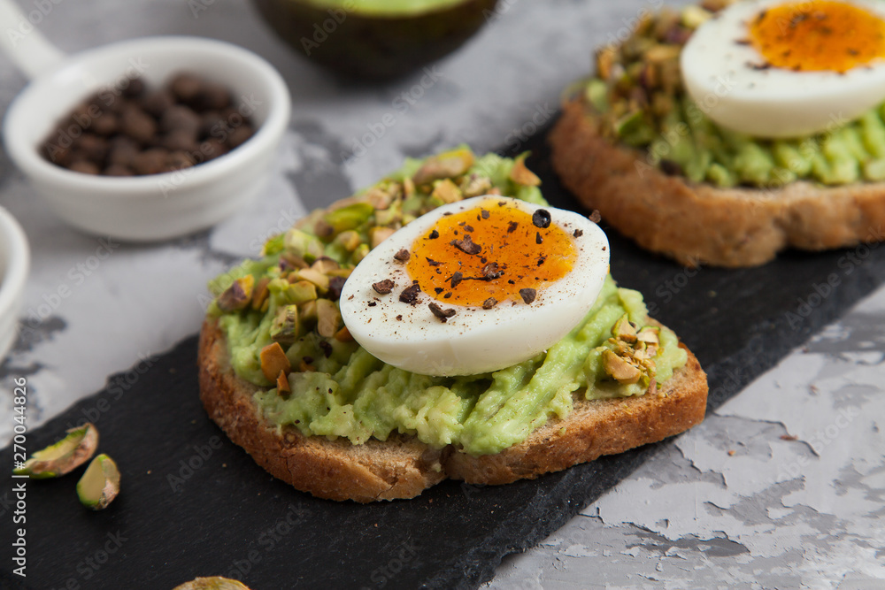 Toasts with avocado, pistachio and egg