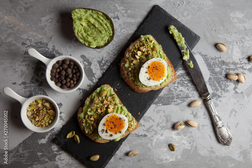 Toasts with avocado, pistachio and egg